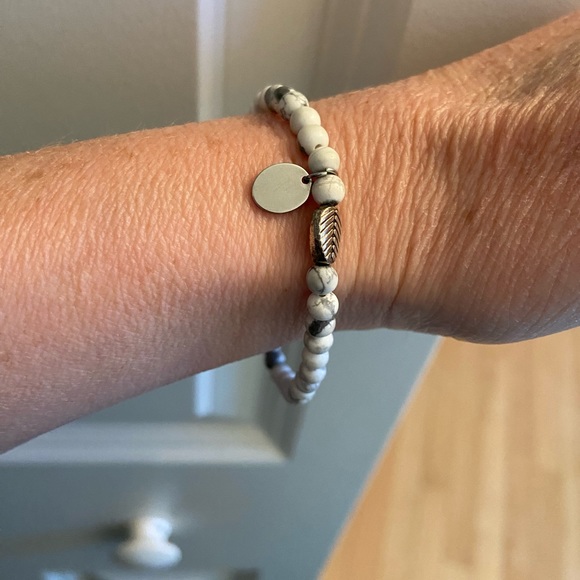 Stone Era NWOT white turquoise with leaf detail bracelet - Picture 6 of 6